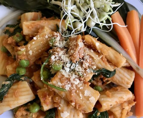 Cestoviny pomodoro s baby špenátom a hráškom (z ryžovaru)