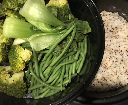 Ryža s quinoou a kopou naparenej zeleniny (z ryžovaru)